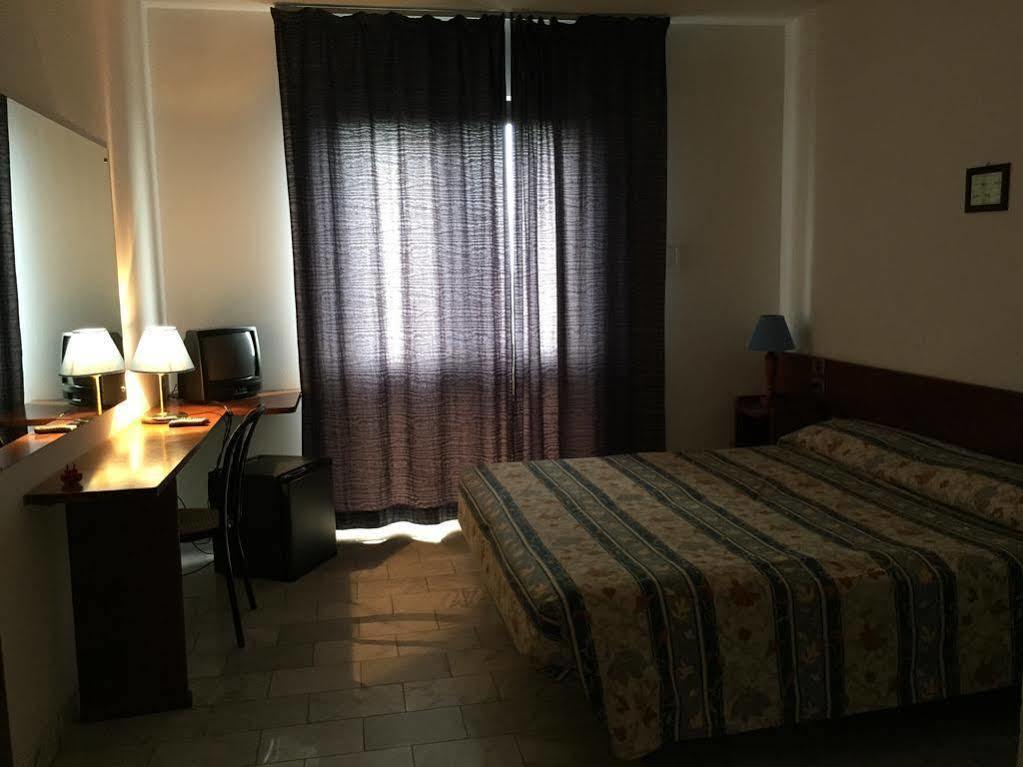 Hotel Albatros Каленцано Экстерьер фото